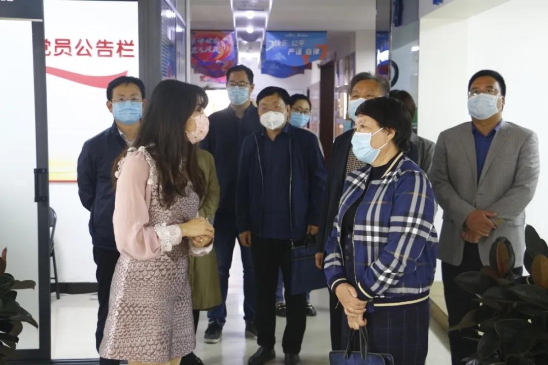 市人大財(cái)經(jīng)委員會(huì)副主任委員、市人大常委會(huì)財(cái)經(jīng)工委主任 衛(wèi)華平一行蒞臨洛陽青峰進(jìn)行復(fù)工復(fù)產(chǎn)情況工作指導(dǎo)！