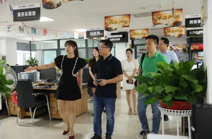 百度渠道銷售發(fā)展部總經(jīng)理丁燦彪先生攜百度領(lǐng)導(dǎo)一行，蒞臨洛陽市青峰網(wǎng)絡(luò)科技有限公司進(jìn)行考察、指導(dǎo)工作